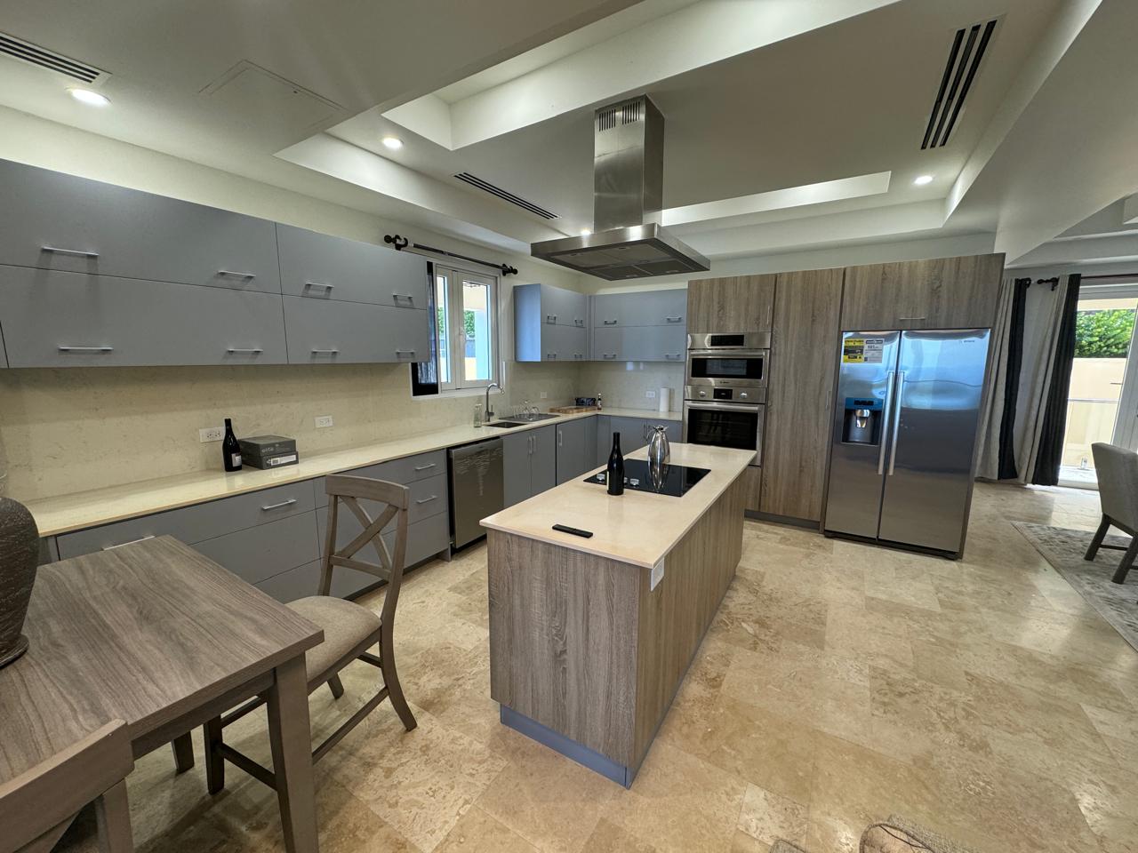 RH-472 Luxury Apartment for Rent in Rouges Bay, BVI – Spacious 3-bedroom unit with modern amenities. Kitchen